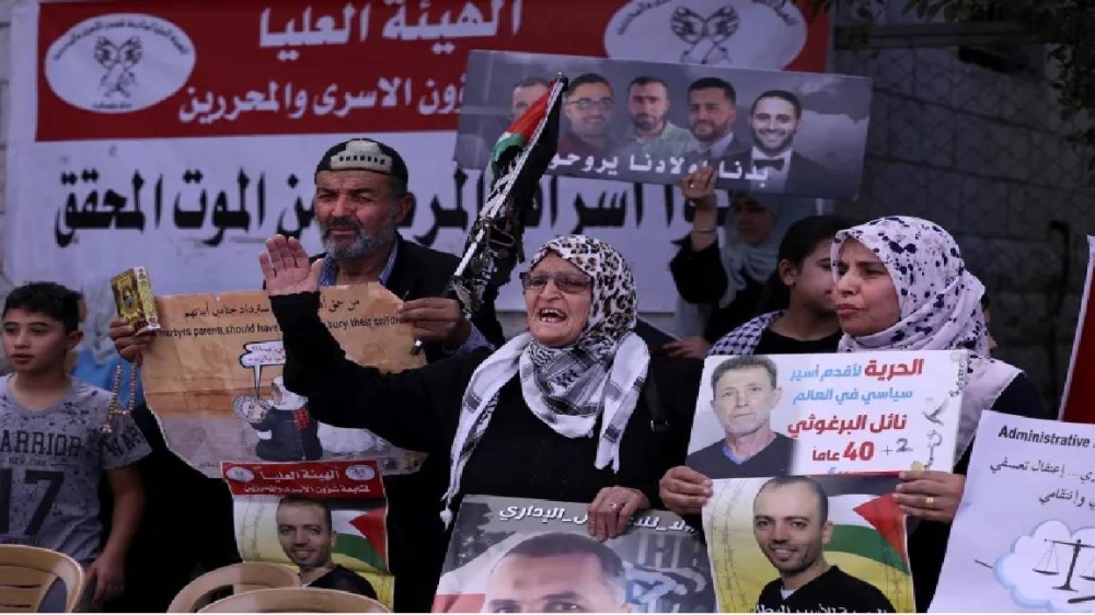 فلسطينيون يتظاهرون خارج مكاتب اللجنة الدولية للصليب الأحمر تضامناً مع الأسرى في سجون إسرائيل. 