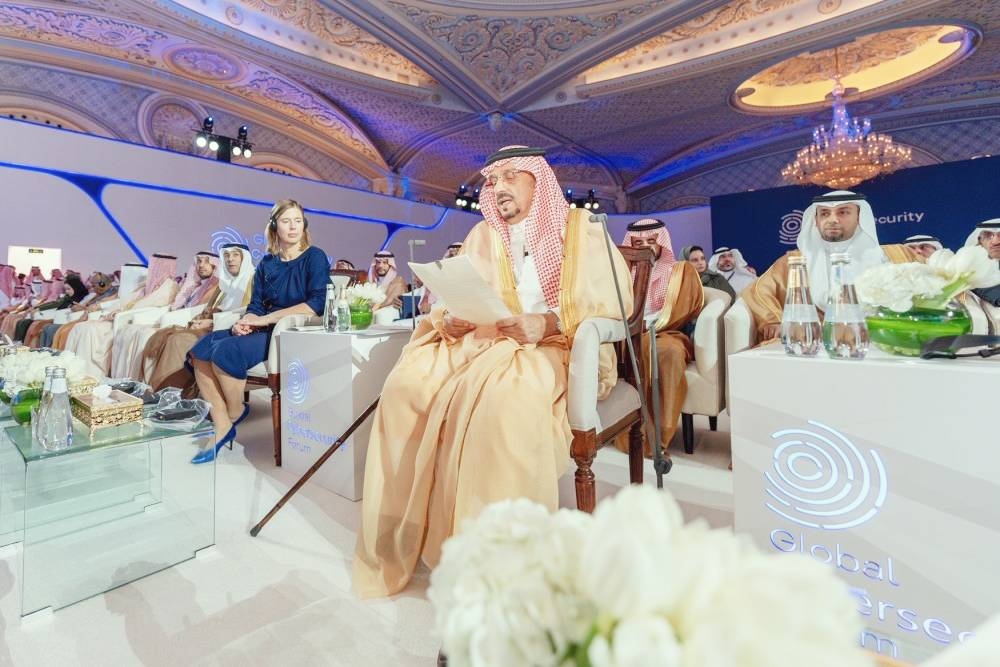 



أمير الرياض نيابة عن خادم الحرمين مرحّباً بالمشاركين والحضور ومعلناً انطلاق المنتدى.