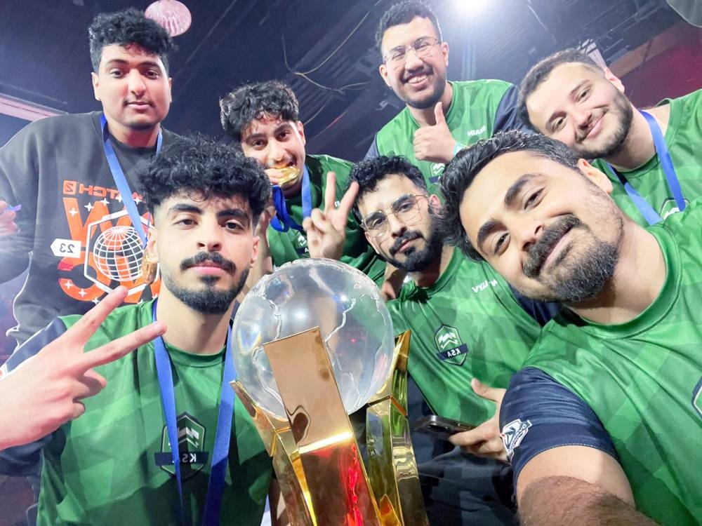 



لاعبو المنتخب السعودي مع كأس بطولة العالم للعبة أوفرواتش.