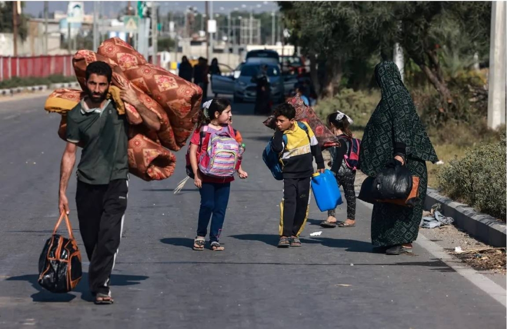  نازحون يفرون من جحيم العدوان الإسرائيلي على غزة .