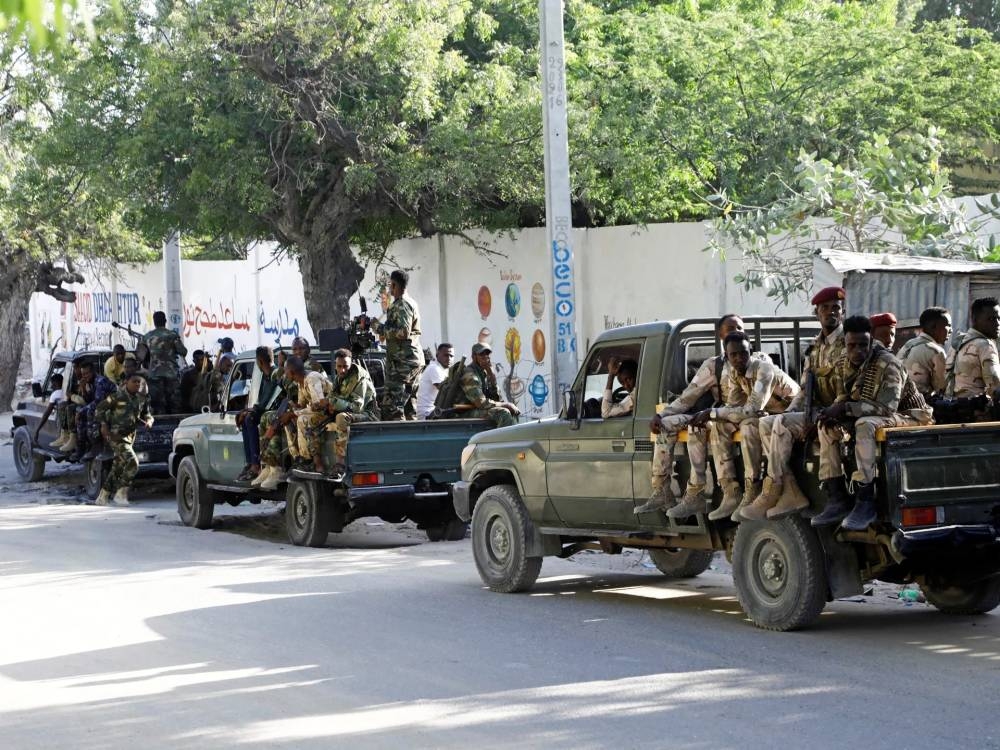 الجيش الصومالي يلاحق فلول حركة الشباب التابعة لتنظيم القاعدة في معقلها.