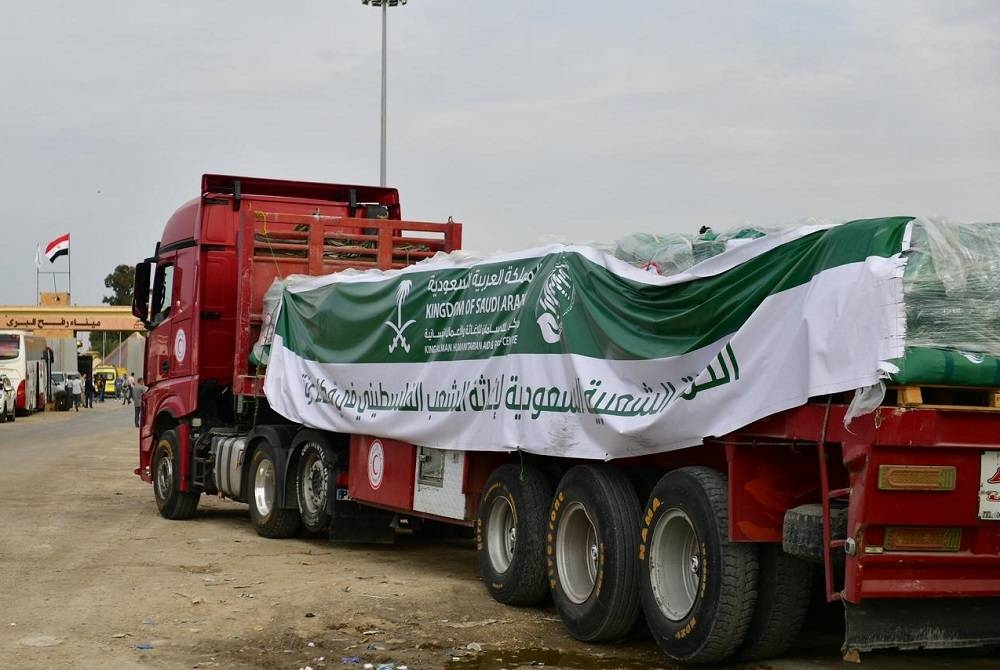 عبور أولى القوافل الإغاثية السعودية عبر معبر رفح إلى قطاع غزة