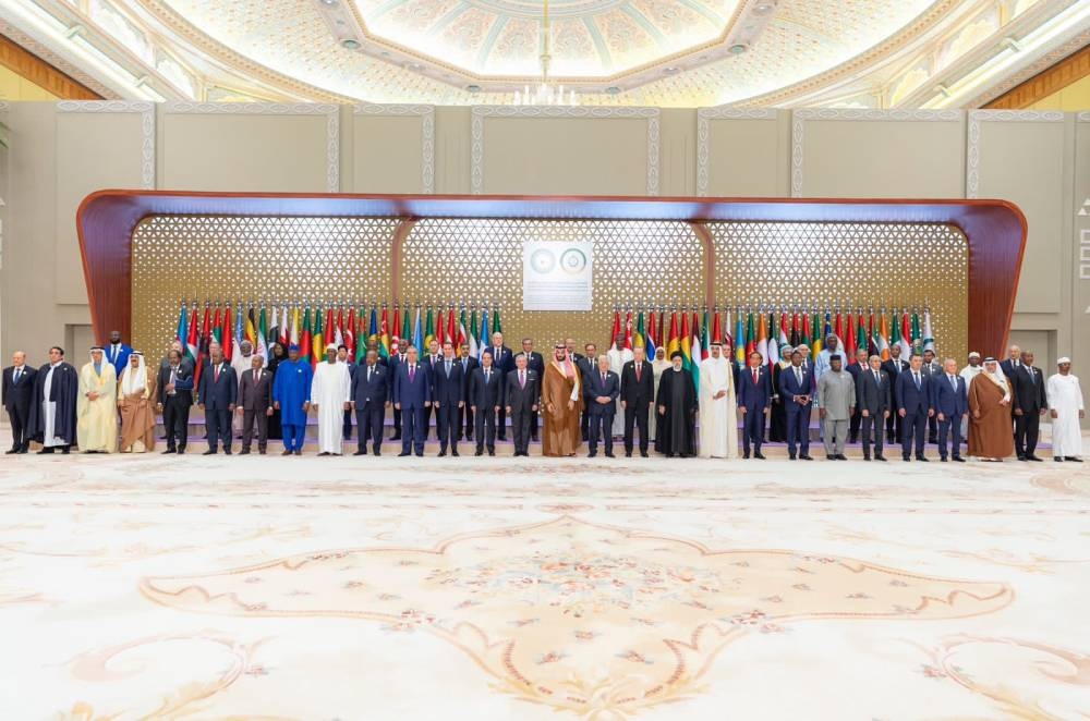 



ولي العهد وملوك ورؤساء وقادة الوفود المشاركة في أعمال القمة الإسلامية المشتركة غير العادية التي اقيمت في الرياض. (واس)