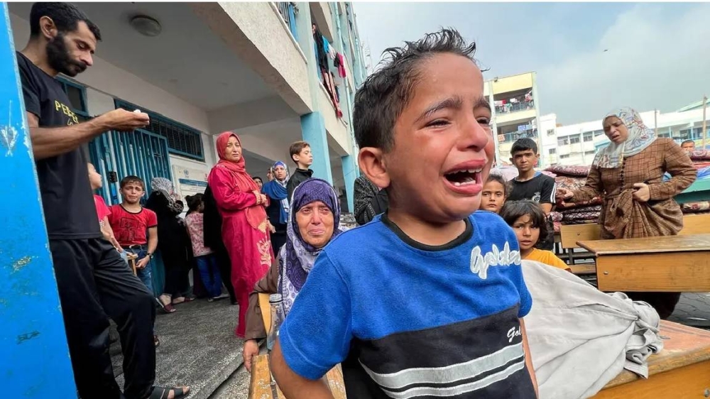 طفل فلسطيني يبكي بعد قصف إسرائيل مدرسة للأونروا في جباليا.