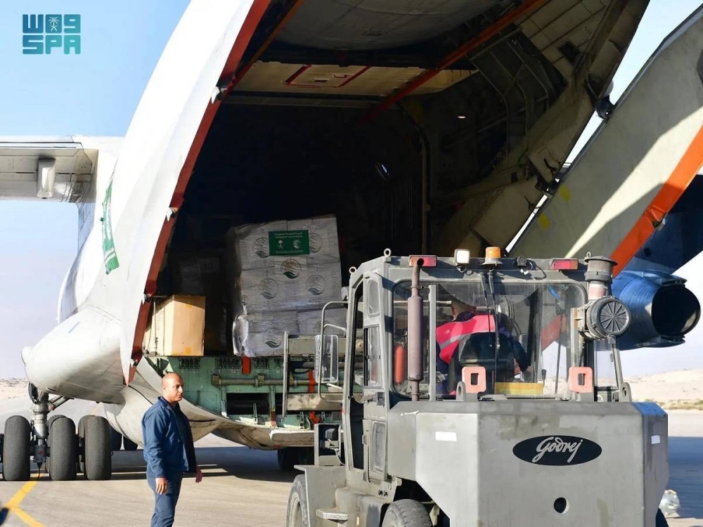 المساعدات السعودية في الطائرة الإغاثية العاشرة لحظة وصولها