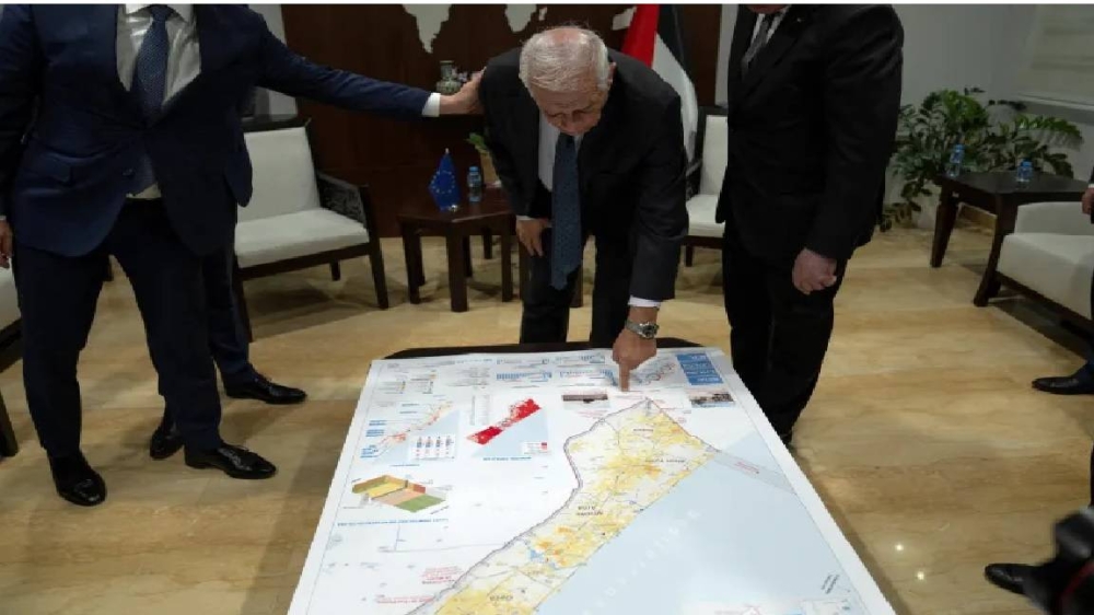 بوريل يلقي نظرة على خريطة غزة خلال زيارة مقر السلطة الفلسطينية في رام الله.