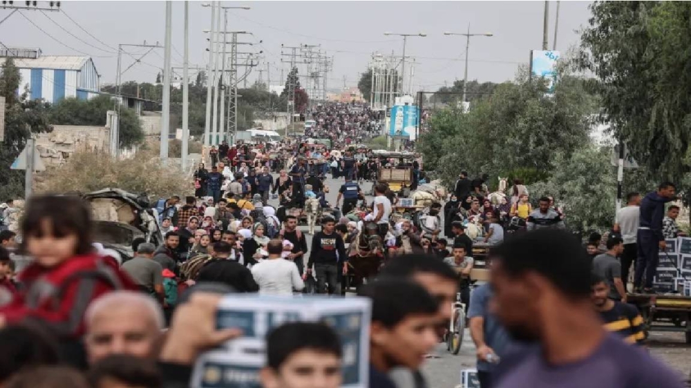  فلسطينيون نازحون من الشمال إلى الجنوب في وادي غزة.