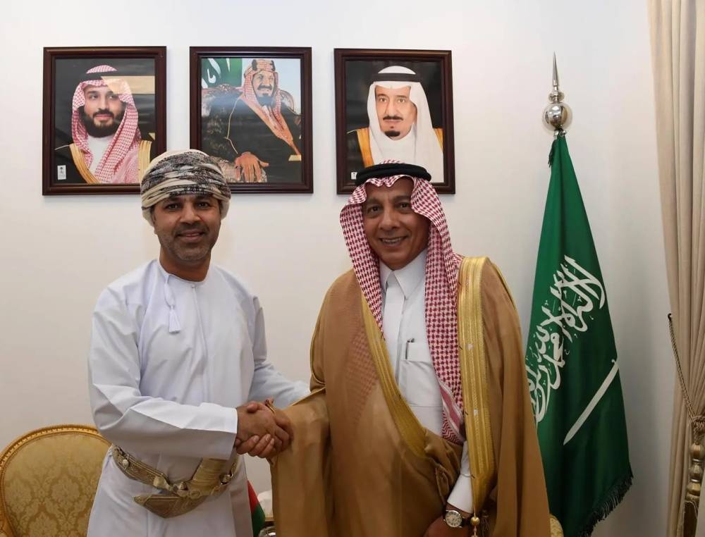 وملتقياً القنصل العام لسلطنة عمان.