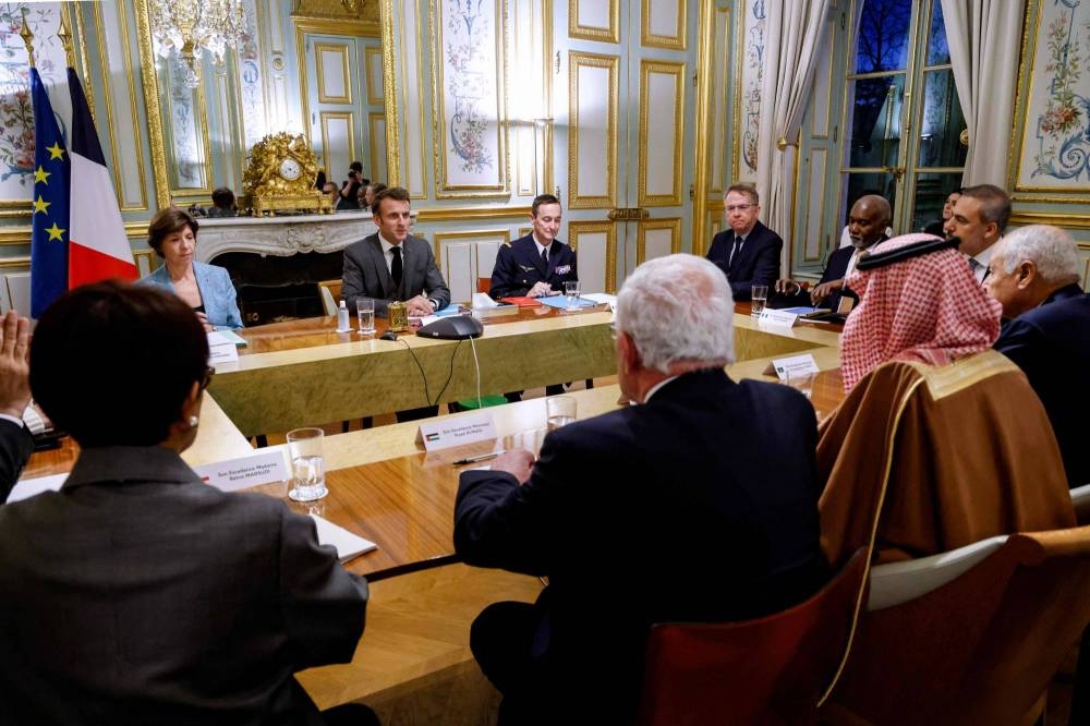  اللجنة الوزارية العربية - الإسلامية خلال اجتماعها مع الرئيس الفرنسي