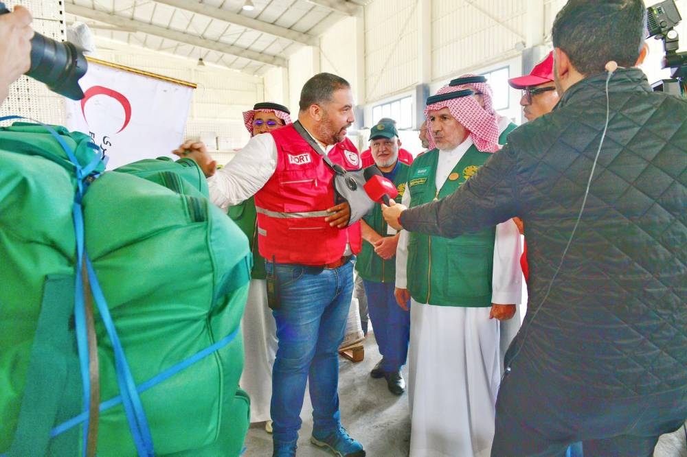 الدكتور الربيعة خلال زيارته مركز الخدمات اللوجستية التابع للهلال الأحمر المصري في العريش