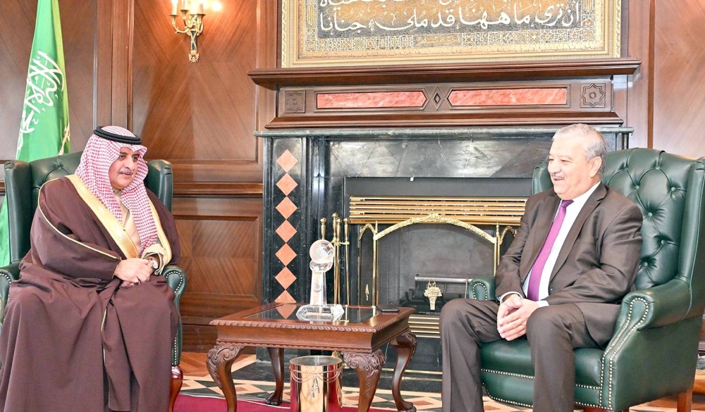 



أمير تبوك خلال حديثه مع القنصل الجزائري. (واس)