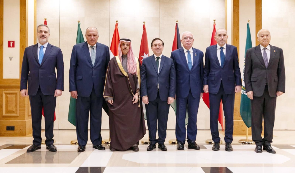 



أعضاء اللجنة الوزارية المكلفة من القمة العربية الإسلامية المشتركة غير العادية يلتقون وزير خارجية إسبانيا. (واس)