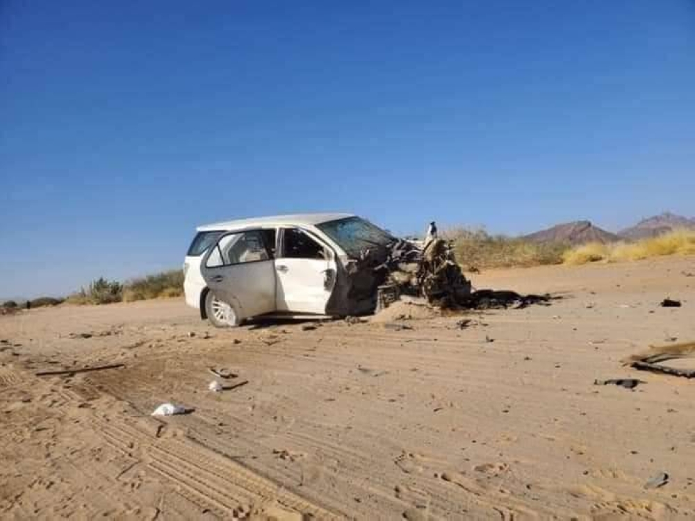 الألغام الحوثية تدمر سيارات المسافرين.
