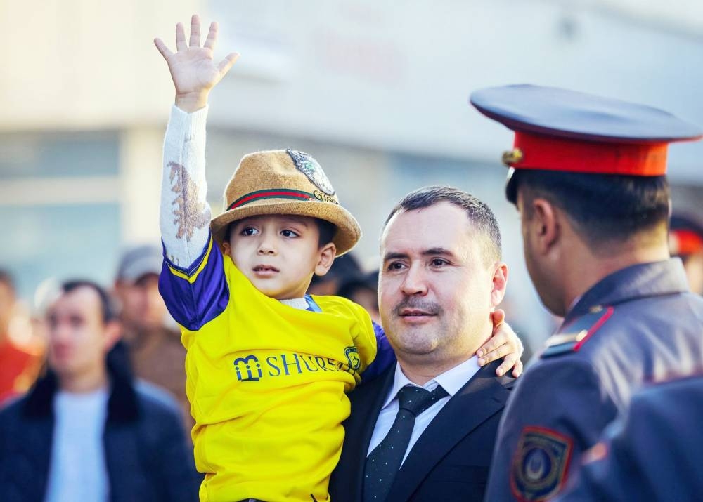 



طفل بشعار النصر.