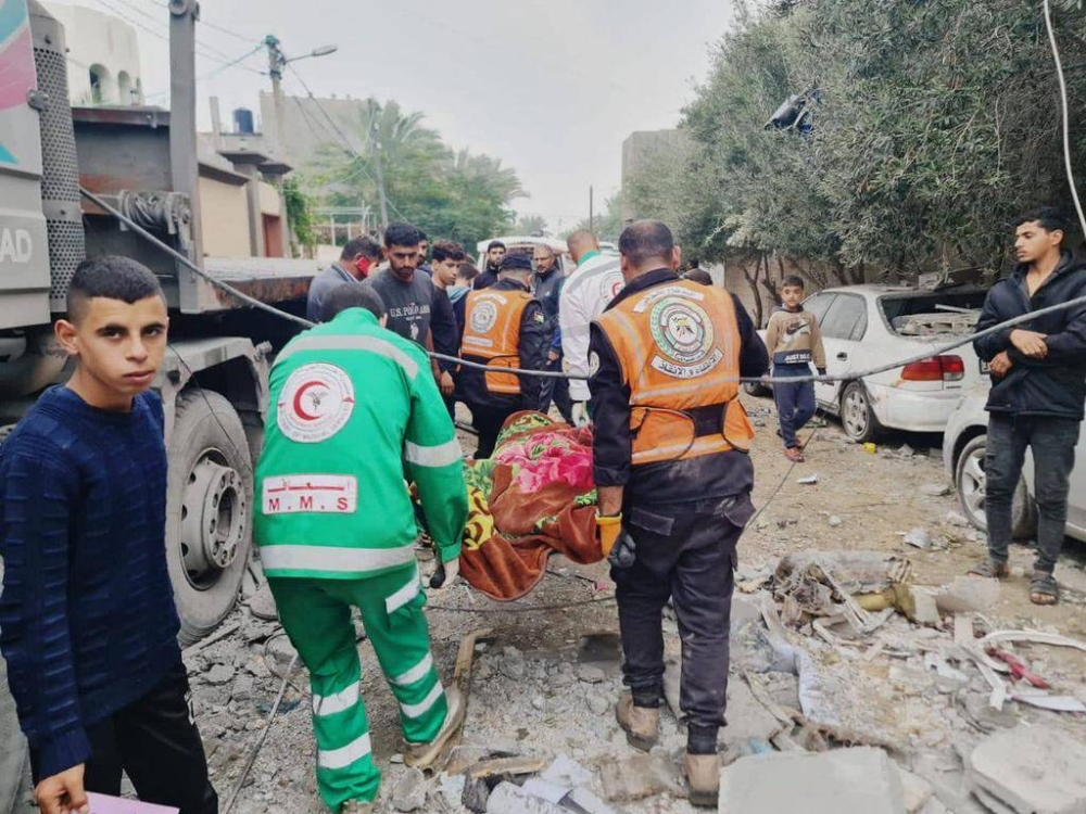 انتشال ضحايا القصف الإسرائيلي في غزة