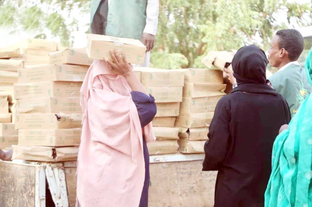 



توزيع كراتين من التمر في محلة كرري بولاية الخرطوم السودانية. (واس)