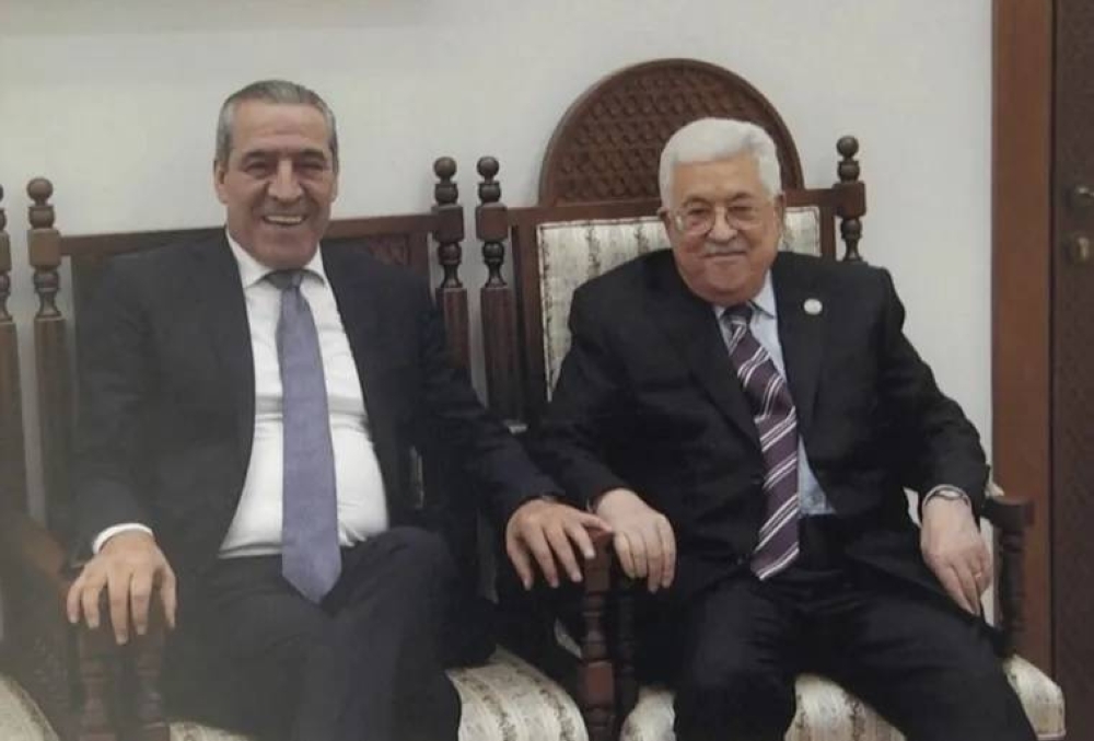 الرئيس محمود عباس وحسين الشيخ.