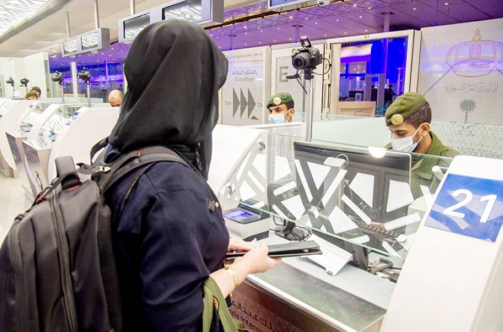 



رجال الجوازات في مطار الملك عبدالعزيز الدولي بجدة ينهون إجراءات المسافرين والقادمين. (واس)