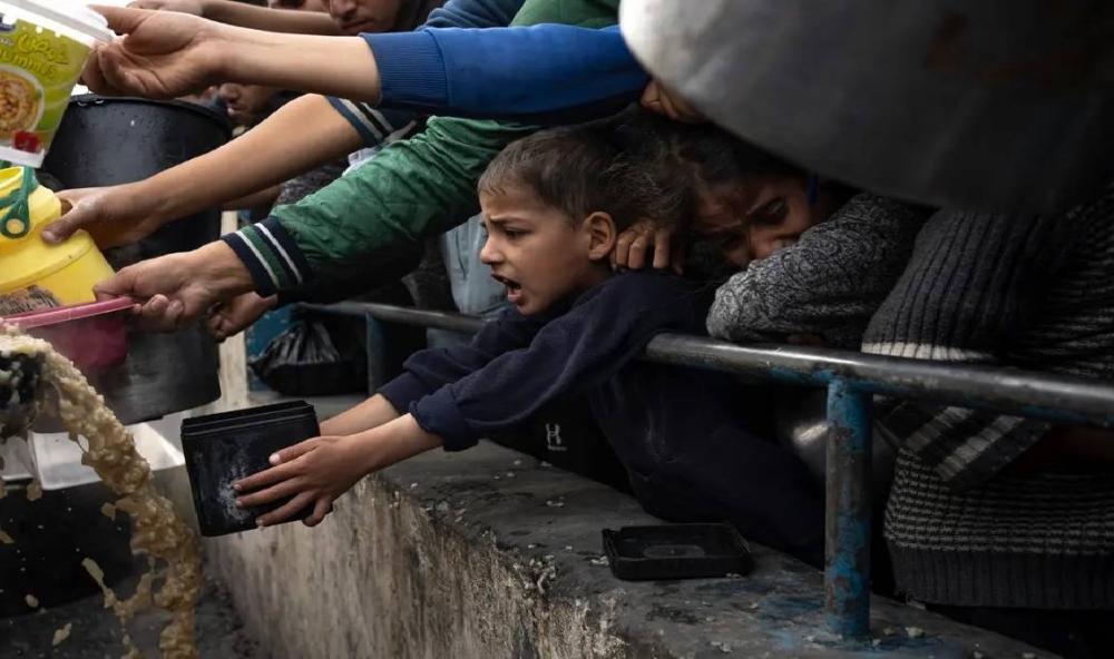 فلسطينيون نازحون يحاولون الحصول على الغذاء.