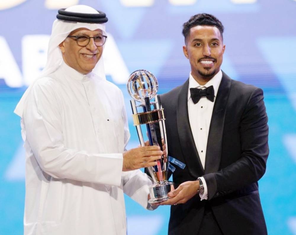 



رئيس الاتحاد الآسيوي لكرة القدم الشيخ سلمان بن إبراهيم يسلم سالم الدوسري جائزة أفضل لاعب في آسيا.