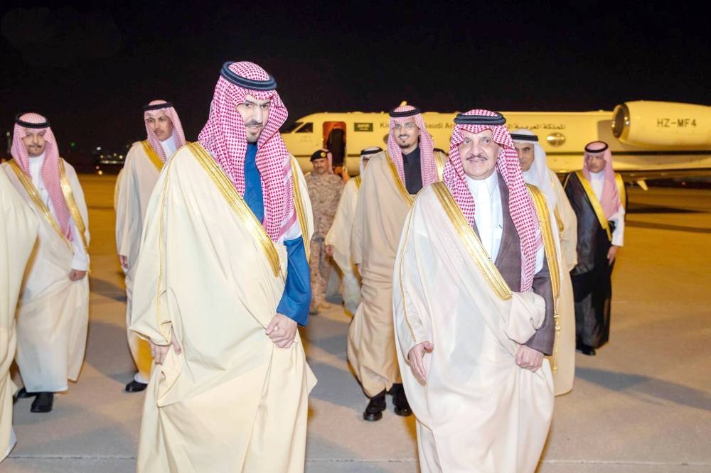 



أمير المنطقة الشرقية يستقبل نائبه في مطار قاعدة الملك عبدالعزيز الجوية بالظهران. (واس)