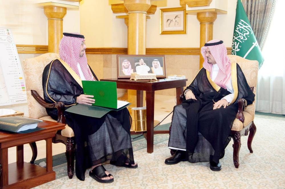 



الأمير سعود بن مشعل خلال استقباله محافظ جدة أمس. (واس)