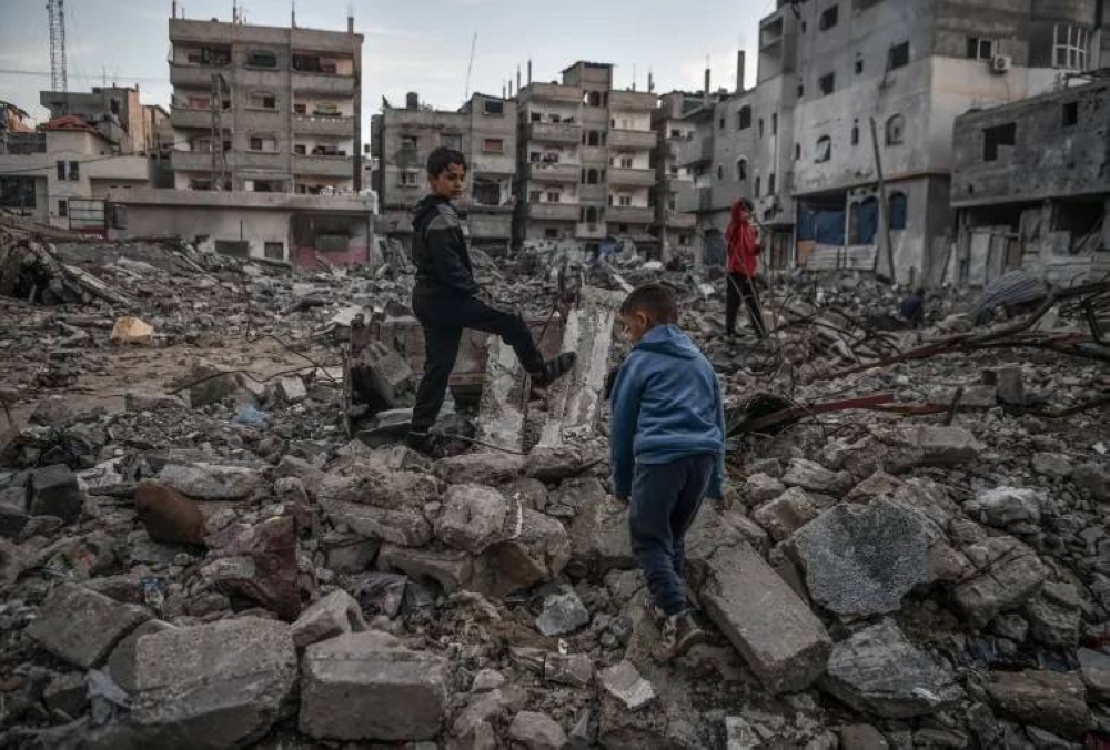أطفال يبحثون عن ذويهم بعد قصف إسرائيل حياً سكنياً في غزة.