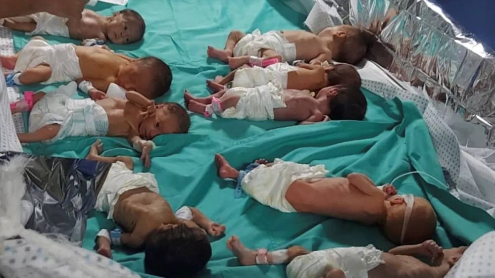 اطفال غزة الرضع في أحد المستشفيات التي اقتحمتها إسرائيل.