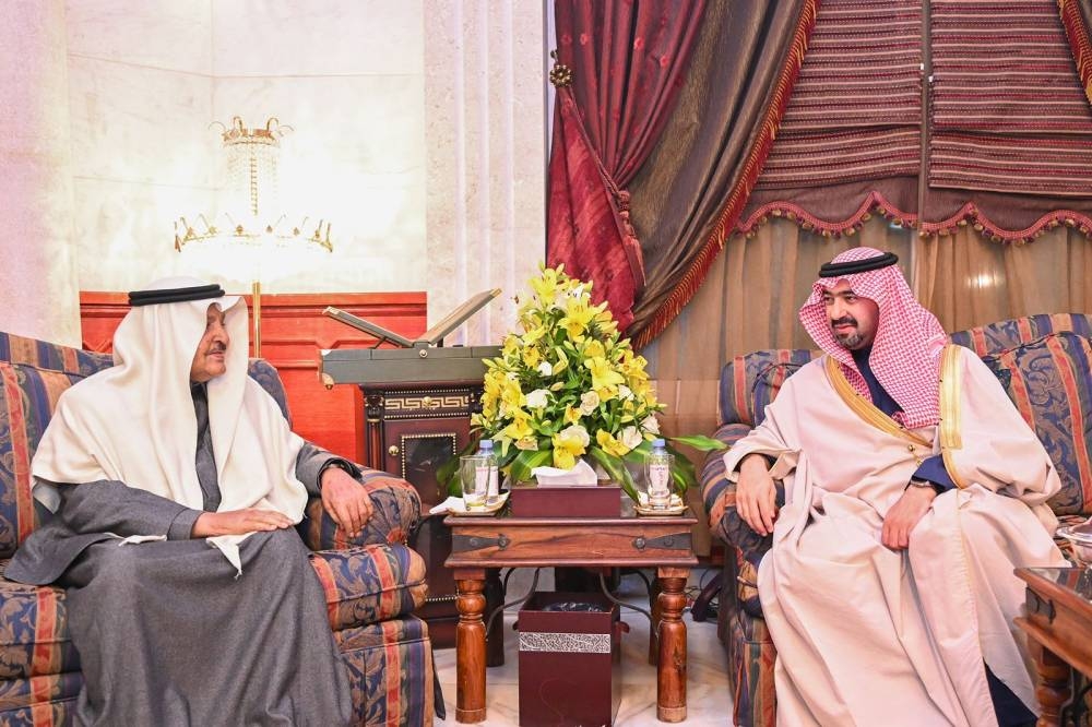 نائب أمير منطقة تبوك يزور الشيخ أحمد الخريصي في منزله
