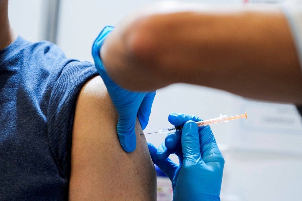 وزارة الصحة: متحور «كورونا» الجديد يتطلب الحصول على اللقاح المطور