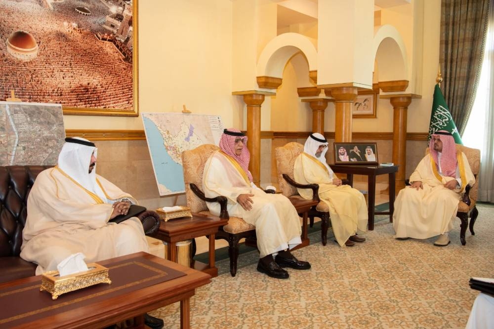 نائب أمير مكة مستقبلاً رؤساء مجالس الغرف التجارية في مكة وجدة والطائف