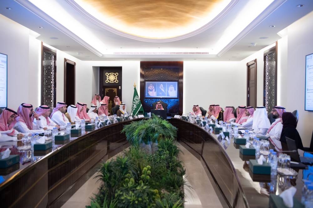 



الأمير سعود بن مشعل خلال ترؤسه اجتماعاً لمناقشة أبرز مشاريع النقل والقطاع اللوجستي بجدة. (واس)