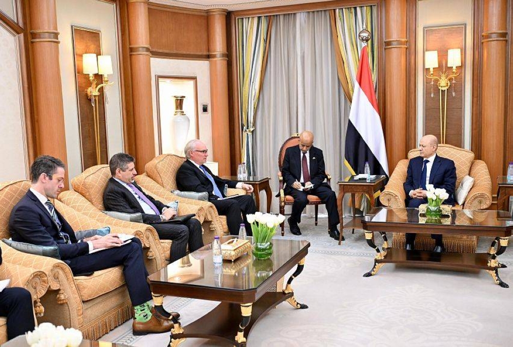 رئيس مجلس القيادة الرئاسي اليمني يلتقي المبعوث الأمريكي.