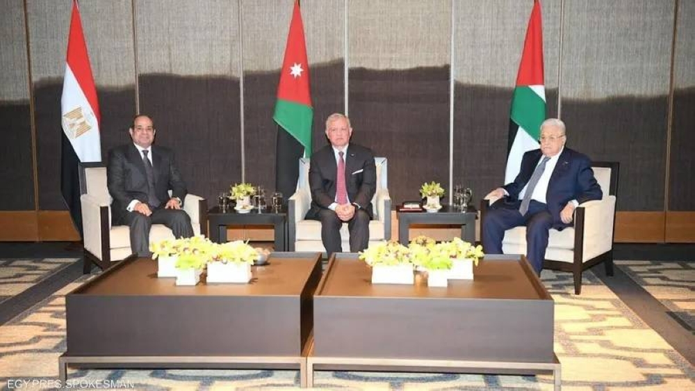 العاهل الأردني ورئيسا مصر وفلسطين خلال قمة العقبة.