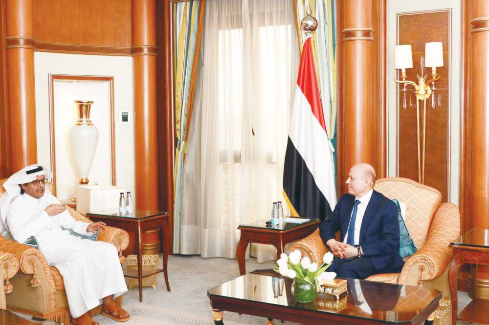 



رئيس مجلس القيادة الرئاسي اليمني الدكتور رشاد العليمي يتحدث لرئيس التحرير الزميل جميل الذيابي، بحضور مساعده الزميل عبدالله آل هتيلة.