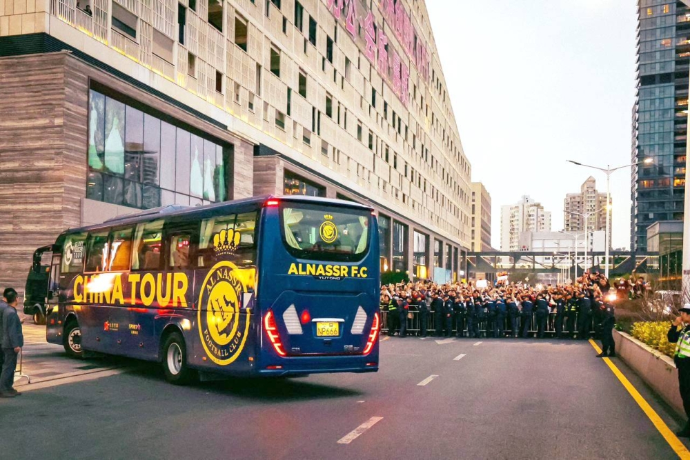 



الجماهير الصينية في استقبال بعثة النصر.