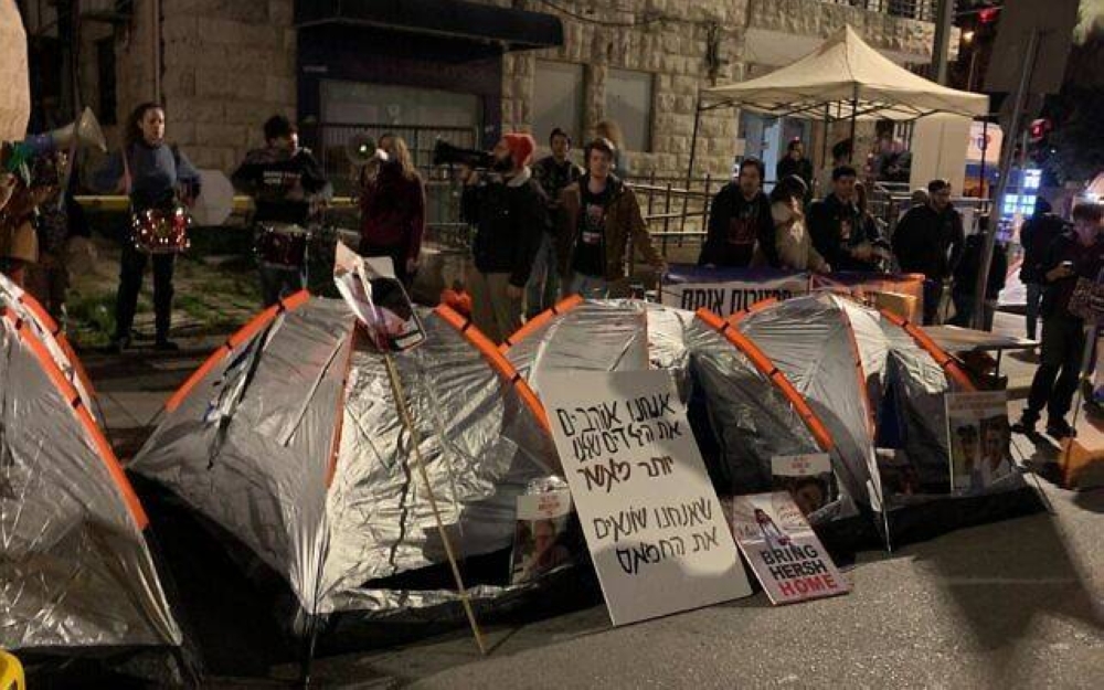 الخيام التي نصبها ذوي الأسرى الإسرائيليين في شارع غزة بالقدس أمام مكتب  نتنياهو