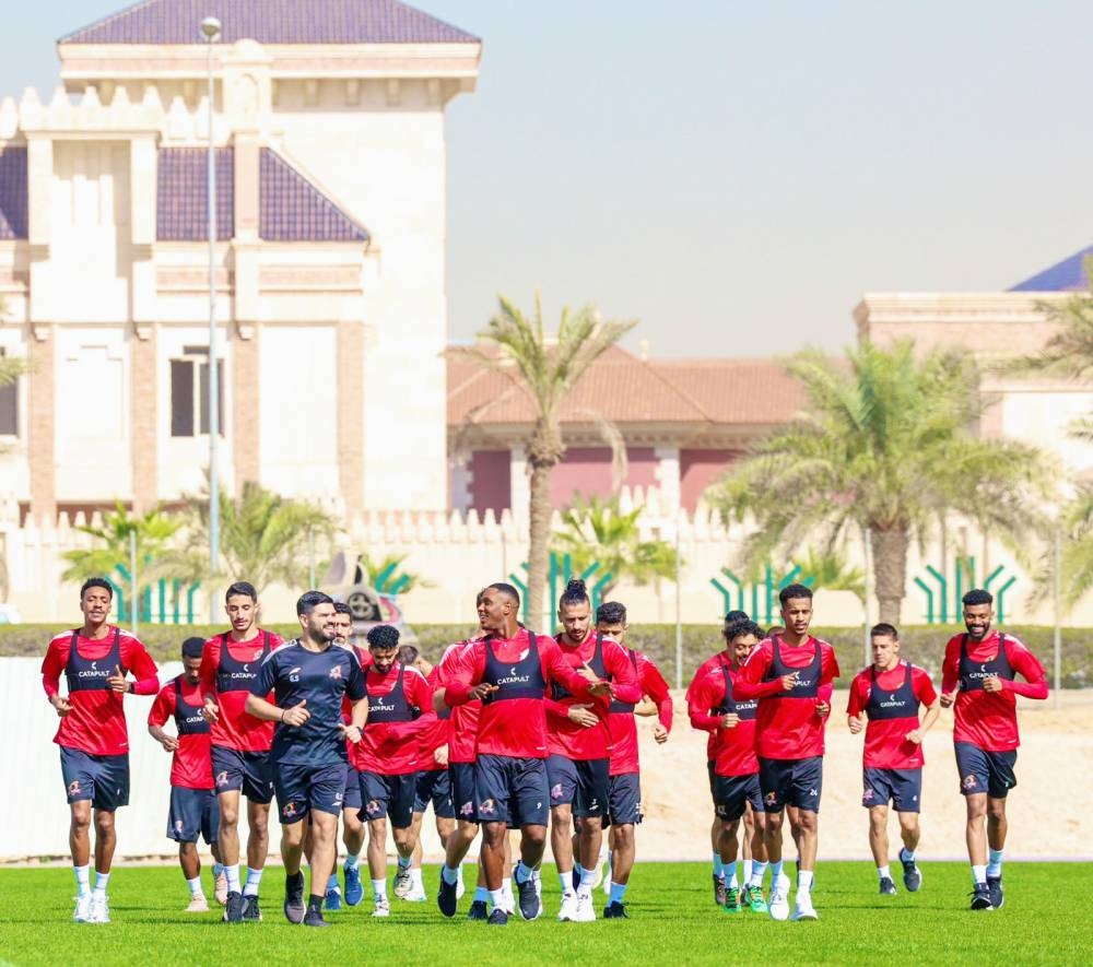 



لاعبو الوحدة يستعدون لمواجهة الهلال السوداني في الرياض.