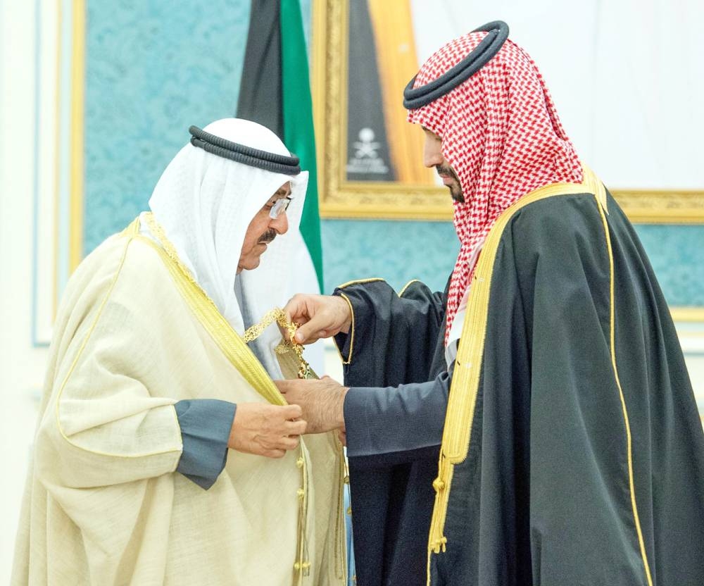 



نيابة عن الملك.. الأمير محمد بن سلمان يقلد الشيخ مشعل قلادة الملك عبدالعزيز. (واس)