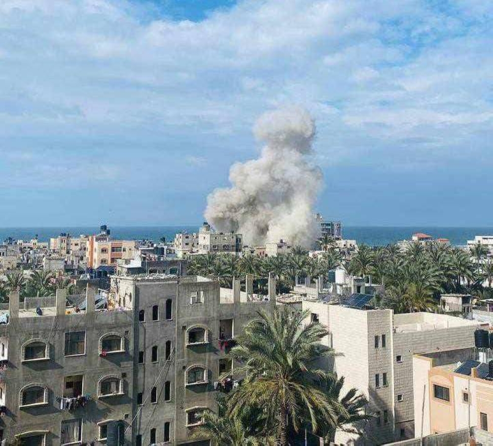 قصف إسرائيلي على دير البلح في قطاع غزة.