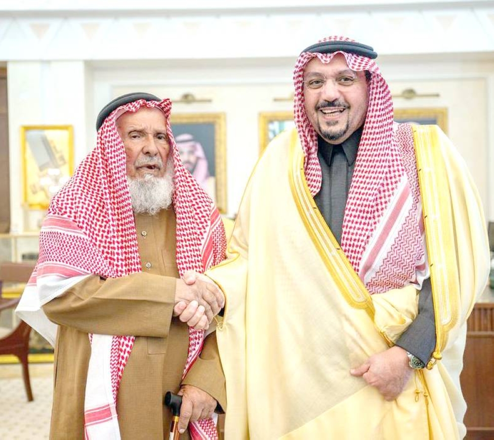 



الأمير الدكتور فيصل بن مشعل مكرماً المواطن باجح الحربي.