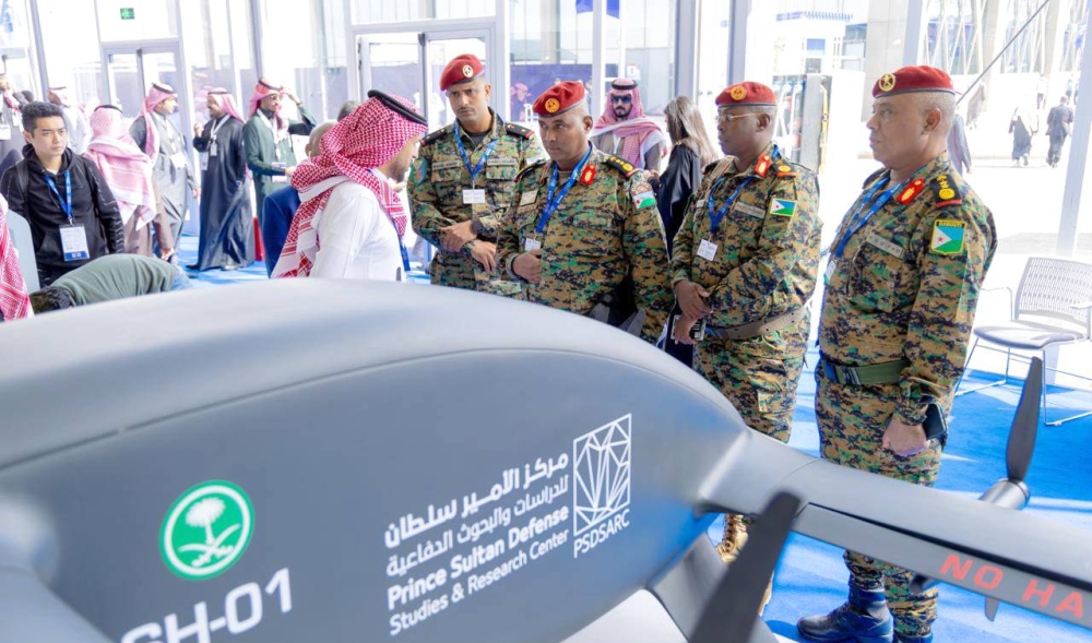 



جناح مركز الأمير سلطان للدراسات والبحوث الدفاعية حظي باهتمام كبير من المسؤولين وأصحاب القرار. (واس)