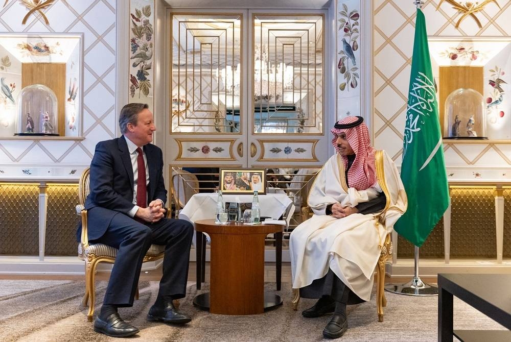 وزير الخارجية الأمير فيصل بن فرحان ملتقيا ديفيد كاميرون