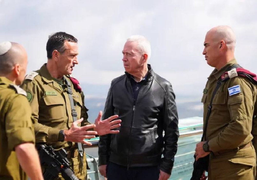 وزير الدفاع الإسرائيلي برفقة قادة عسكريين على الحدود مع لبنان.