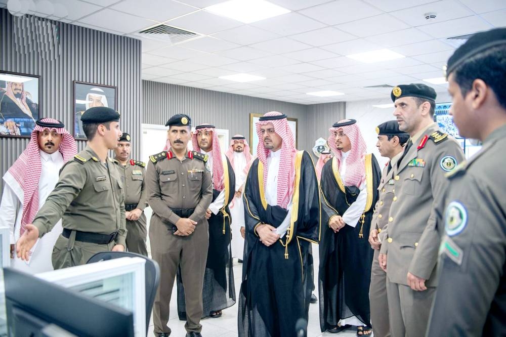 



الأمير سعود بن مشعل خلال زيارته نقطة فرز الشميسي. (واس)