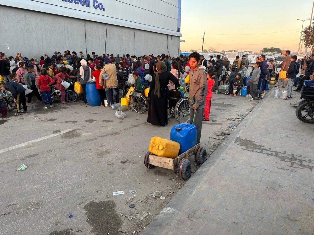 فلسطينيون يصطفون بطوابير للحصول على ماء صالح للشرب في رفح جنوب قطاع غزة.