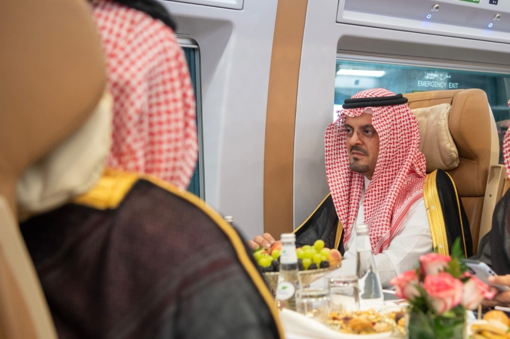 نائب أمير مكة يتفقد قطار الحرمين السريع.