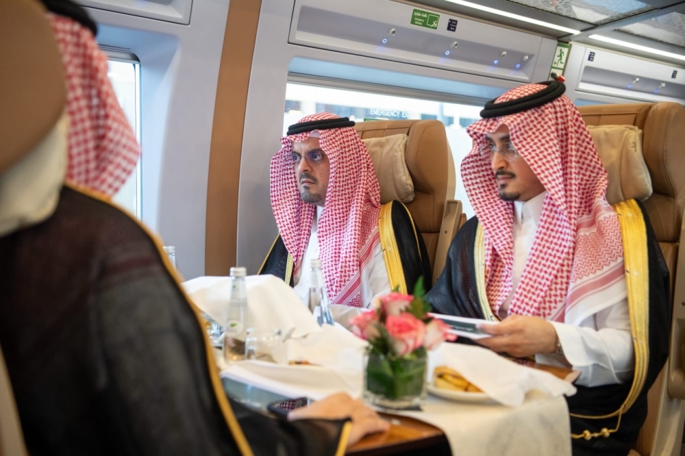 



نائب أمير منطقة مكة المكرمة خلال انتقاله بواسطة القطار إلى محطة مكة المكرمة.