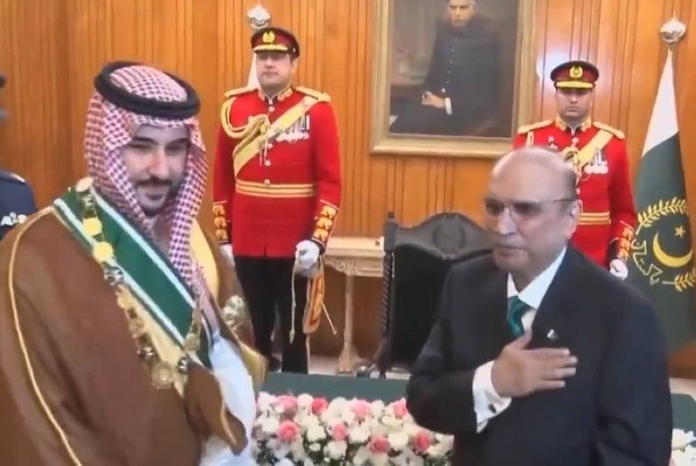 الرئيس الباكستاني مقلّداً وزير الدفاع السعودي الأمير خالد بن سلمان وسام نيشان