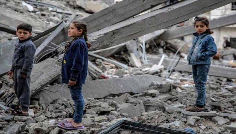 



 طفلة فلسطينية على أنقاض منزل دمره العدوان الإسرائيلي على غزة.